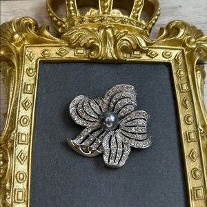 Elegant Silver Floral Brooch